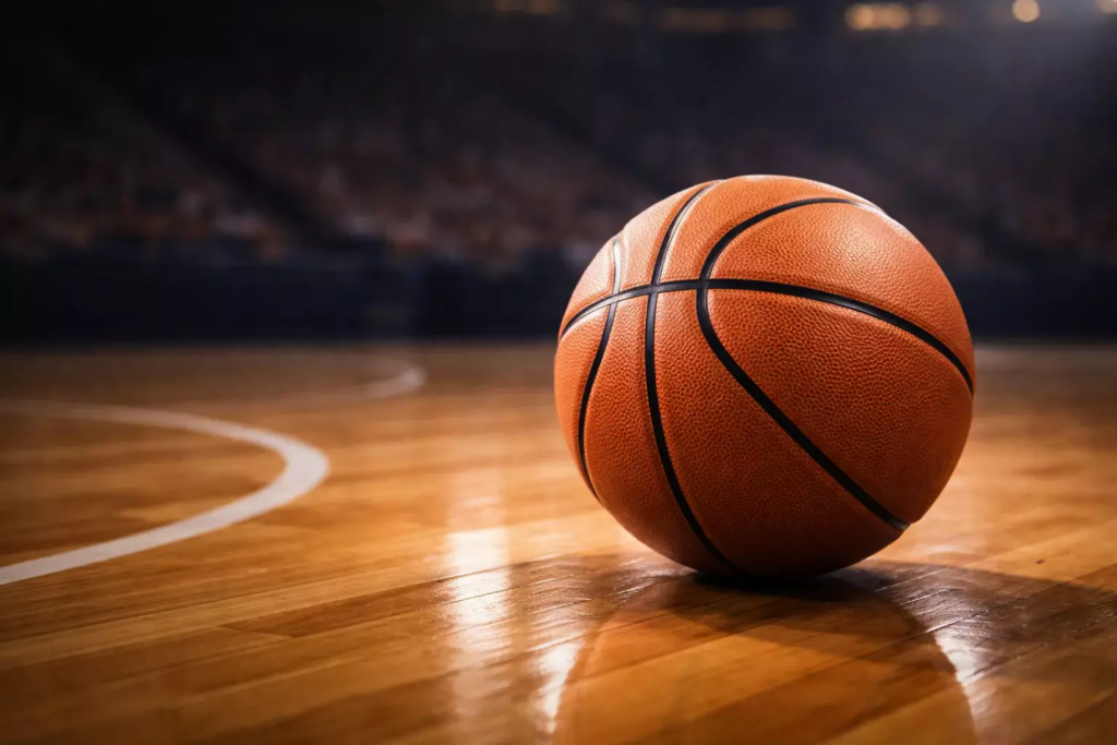 Balón de baloncesto oficial sobre parquet de madera de cancha profesional