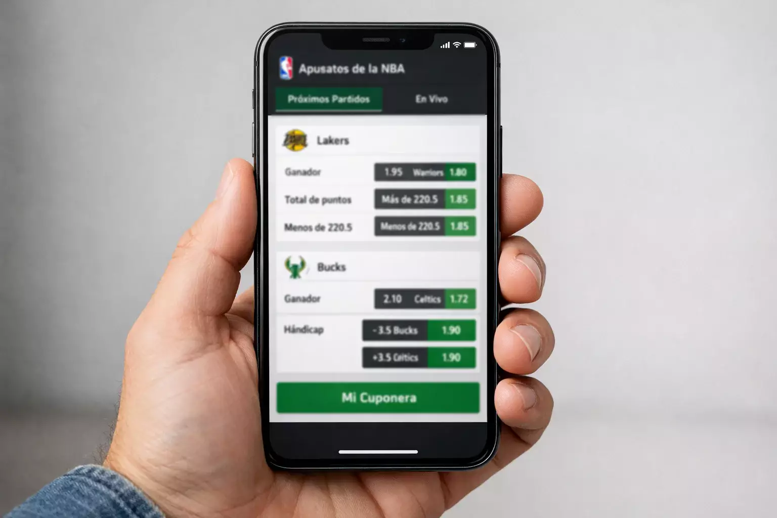Persona usando un smartphone para consultar apuestas deportivas de baloncesto